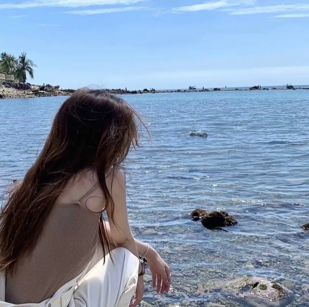 戴流苏耳环的少女